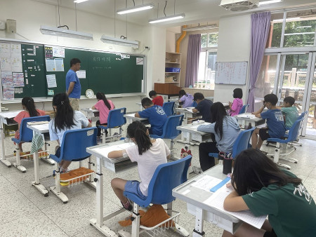 此次決賽馬祖場於中正國中小辦理,學生專注書寫展現語文實力。(圖:中正國中小)