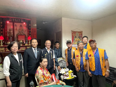 　獅子會與縣長王忠銘及議員曹以標共同關懷需救助家庭，協助該家庭度過當前難關。（圖／文：江奉軒）