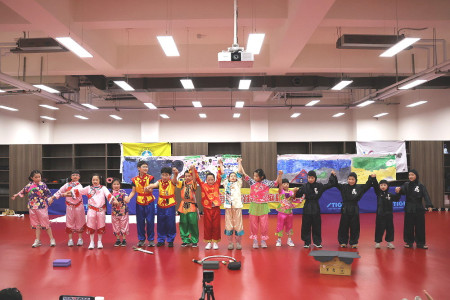 　學員們在《功夫》演出中全情投入，透過肢體與聲音展現戲劇張力，獲得滿堂喝采。（圖／文：江奉軒）