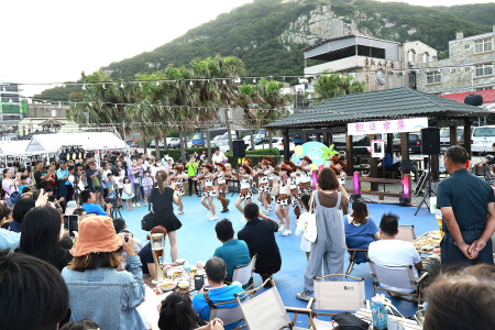 　馬鼻灣假日市集透過點燈儀式正式開幕。（圖／文：江奉軒）