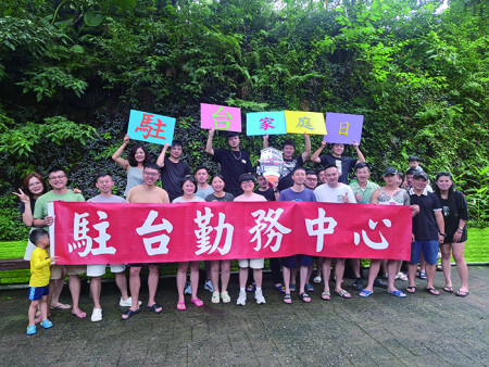 　活動後官兵與眷屬合影留念。