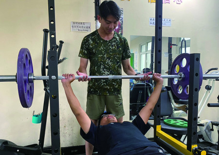 自由槓鈴增強胸部肌群。