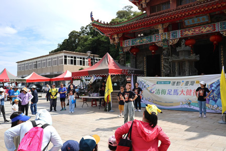　參與者們穿越白馬尊王廟開始健行，場面壯觀。（圖／文：江奉軒）