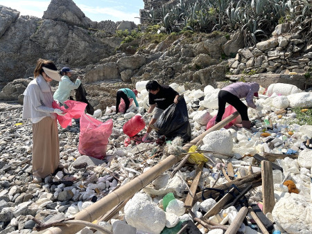 守護海洋愛地球,連江縣婦女會西莒分會辦理淨灘活動,維護海洋生態環境。(圖/文:宋幸儒)