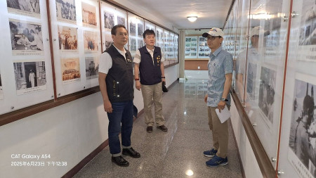 縣長王忠銘特別召集副縣長陳冠人及交旅局副局長王廣亞至媽祖巨神像等地關心及瞭解整修及開放情事。(圖:交旅局提供)