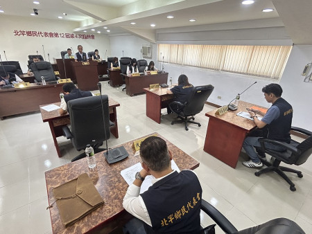 北竿鄉代表會第12屆第4次臨時會昨日進行專案報告議程,全體鄉代聽取鄉長吳金平說明塘岐村復興路排水系統改善工程。(圖:特約記者曹重偉)