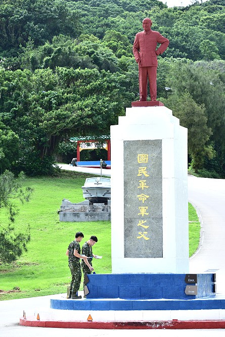 　東引國軍協助將斑駁或褪色的「精神堡壘」、「軍民一家」塗上新漆，以提升整體環境的美觀與鮮明。 （圖／文：陳其敏）