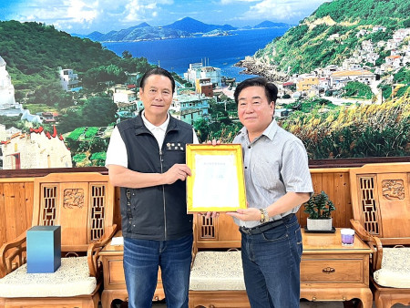 台電馬祖區營業處長顏武停榮退,縣長王忠銘頒贈榮譽縣民證。(圖/文:馮紹夫)