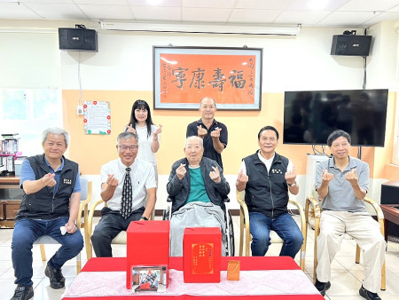 　大同之家陳寶寶老先生慶祝96歲生日，縣長王忠銘與鄉長林志東前往賀壽祝福。（圖／文：馮紹夫）