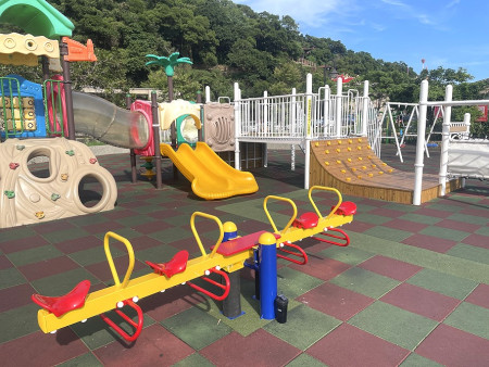 　介壽白馬王公園攀爬區修繕及翹翹板更新，並強調該遊具為5至12歲兒童使用，請民眾多加留意。（圖／文：江奉軒）