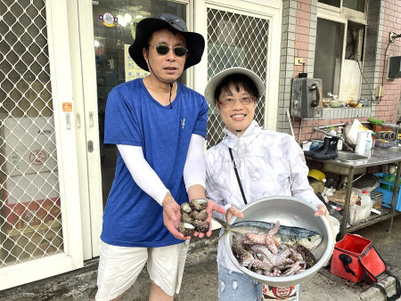 西莒生態體驗,民宿業者帶著遊客趕海去,章魚、石狗公、蠑螺、鬼頭刀入袋,遊客樂開懷!(圖/文:宋幸儒)