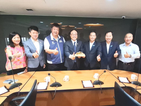 觀光署長周永暉卸任,連江縣政府致贈琉璃藝術品致意。(圖:縣府)