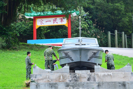 　東引「精神堡壘」附近斜坡平台多了一艘除役的海龍快艇，東引指揮部重新換上新漆及增加「忠義驃悍」四字，重現昔日精實部隊的風采。（圖／文：陳其敏）