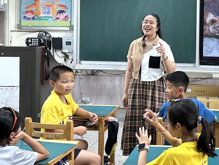 來自菲律賓的外師克萊兒,在課堂上與學生愉快進行英語互動。(圖:克萊兒提供)