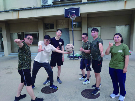 以建制分組，增進團隊默契。