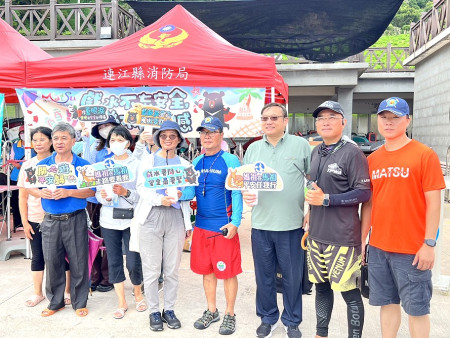 114年度水上遊憩活動暨水上安全教育宣導活動登場,吸引民眾體驗水上遊憩設備。(圖/文:馮紹夫)