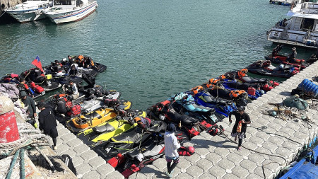 　好酷，騎水上摩托車跳島遊馬祖！19台水上摩托車抵達莒光，聲勢浩大引起碼頭候船的遊客圍觀，並記錄難得一見的景象。（圖／文：宋幸儒）