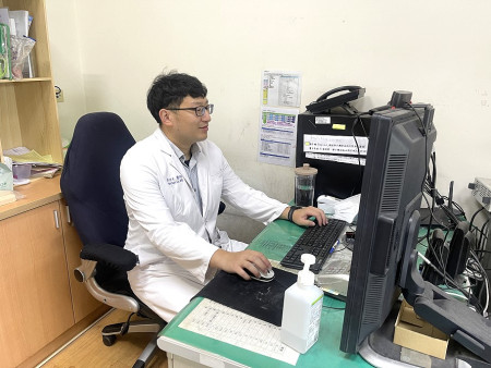 西莒衛生所主任異動,劉峻瑋醫師轉調回台,職缺由外科醫師劉皓元接任,主治專長為大腸、直腸外科。(圖/文:宋幸儒)