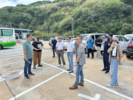 　為處理北竿白沙碼頭區內人車動線混亂問題，港務處長黃騰毅30日上午邀請北竿鄉長、鄉代會主席及相關人員共同現勘。（圖：特約記者曹重偉）