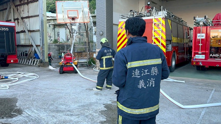 連江縣消防局第二大隊莒光分隊辦理「智慧救災組合訓練」,實地學習操作消防機器人、無人機及遙控救生圈等高科技裝備,期待能有效提升義消在災害現場的應變效率與安全防護。(圖/文:宋幸儒、莒光消防分隊)