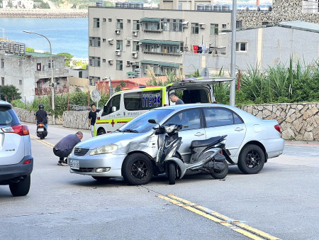 　福澳村昨天上午發生汽機車相撞交通事故，機車騎士受傷送醫。（圖／文：馮紹夫）
