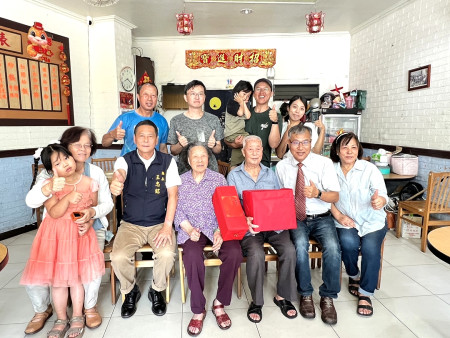 介壽村曹依菊女士92歲生日,縣長王忠銘、鄉長林志東前往祝壽。(圖/文:馮紹夫)