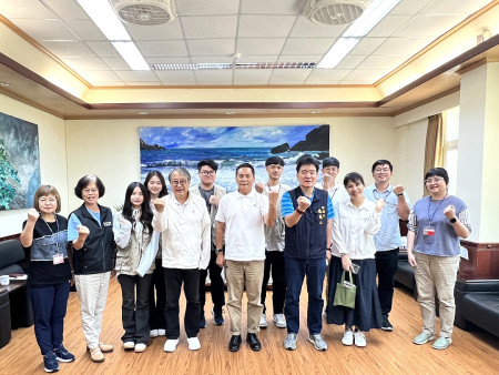 縣長王忠銘昨天與縣府新進人員會面,勉勵同仁以積極態度任事,為馬祖貢獻心力。(圖/文:馮紹夫)