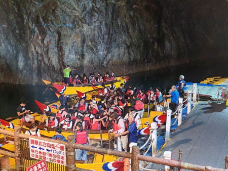 北海坑道搖櫓體驗晚上七時至八時半為體驗人數最高峰。(圖:北海坑道搖櫓)