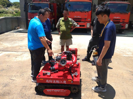 消防新科技!東莒消防分隊3日舉行消防機器人啟用典禮,現場展示遠端操控機器人施行救火演練,替代消防人員近距離救援,更能保障消防人員安全。(圖/文:宋幸儒、東莒消防分隊)