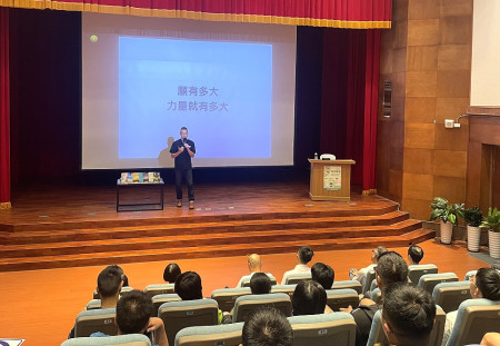 積善種福講座透過一段段人生金句及故事來勉勵大家,現場民眾為之動容。(圖/文:江奉軒)