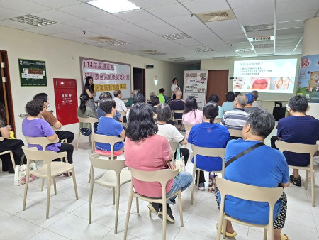 透過淺顯易懂的解說向民眾宣導傳染病防治觀念。(圖:衛生局)