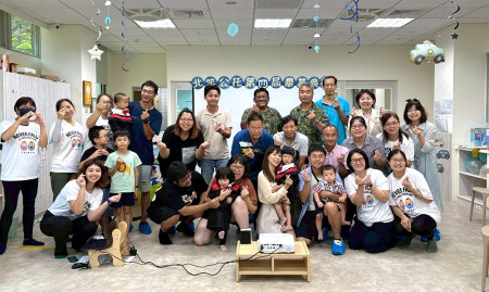 三位可愛的畢業生穿著學士服,與家長及老師一同快樂畢業。(圖:民社處)