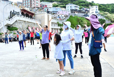 「運動i台灣2.0計畫」健行活動－東引場，5日上午在忠誠門廣場集合出發，途經中柱島感恩亭、西引島「人定勝天」等地，軍民一起走出健康。（圖／文：陳其敏）