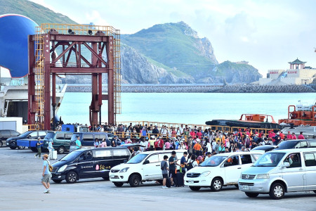 　暑假第一個週休，東引中柱港迎來近400旅客下船，為清晨寧靜小島注入蓬勃生氣。（圖／文：陳其敏）
