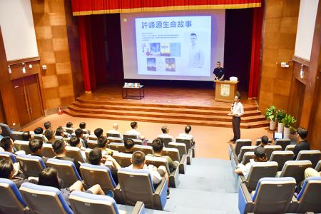 官兵與地方鄉親一同參與講座。