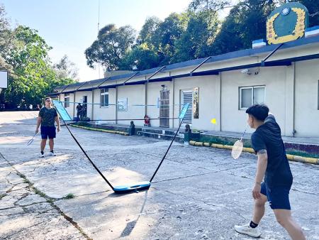 透過揮拍和跑動紓解官兵工作壓力。