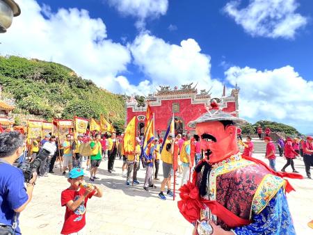 桃園八德龍山寺昨天上午在復興村遶境巡安。(圖/文:馮紹夫)