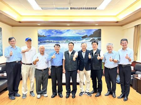 海大校長許泰文、國科會處長賴明治昨(8)日針對海洋氣象浮標設置拜會縣長王忠銘,雙方進行意見交換。(圖/文:馮紹夫)