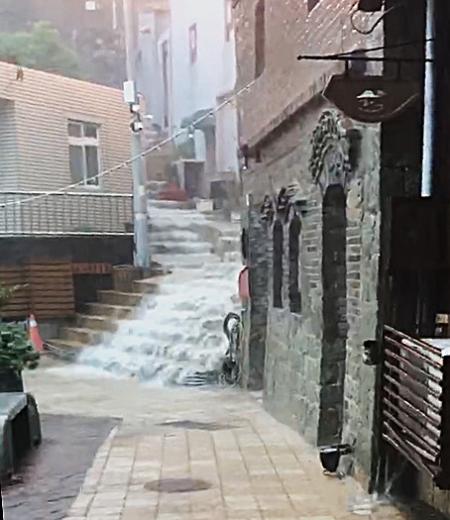 東引地區8日下午突然大雨狂倒,南澳中路出現階梯瀑布景象,還好大雷雨僅維持一個小時左右,沒有造成災情。(圖:民眾提供)