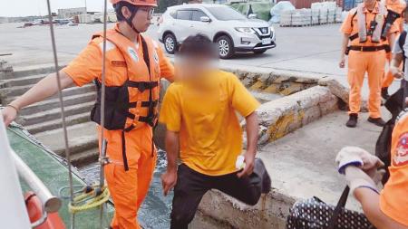 印尼籍男性大拇指肌腱斷裂,海巡後送至縣立醫院就醫。(圖:馬祖海巡隊)