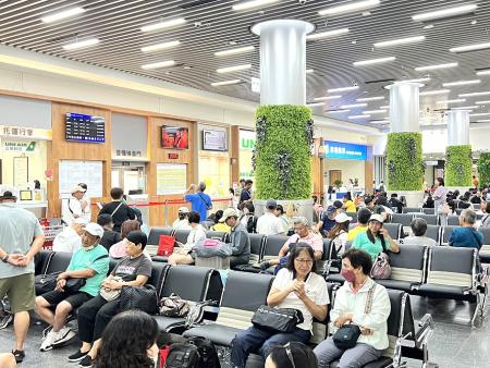 新臺馬輪9日疏運629人次,交旅局預估今天海空運順暢的話,應可完成滯留疏運。(圖/文:馮紹夫)