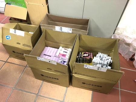 LG生活健康公司昨日捐贈4箱生活物資予連江縣中低收入戶,盼望透過實際行動,傳遞社會關懷與溫暖。(圖/文:王致潔)