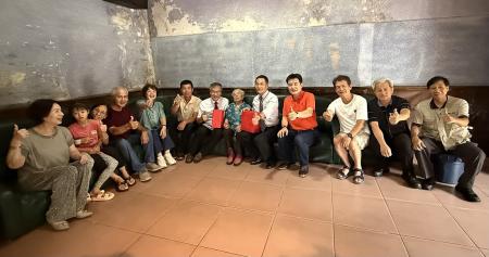 南竿介壽村劉賽蓮女士7月10日歡慶96歲壽辰,王忠銘偕同陳冠人、陳明傑、劉剛、林志東等人登門祝壽,關懷長者生活狀況。(圖/文:王致潔)