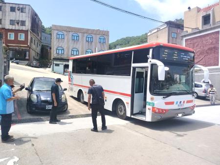 連江縣公車處汰換8輛公車,日前安排實車進行道路測試,確定符合馬祖使用。(圖:連江縣公車處)