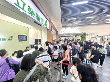 馬祖疏運持續進行,昨日南竿海空疏運1446人次,馬祖航空站估約20人滯留。(圖/文:馮紹夫)