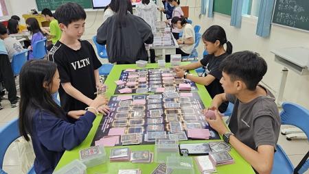 連江縣自造教育及科技中心舉辦不插電運算思維課程,學生滿載而歸,不僅藉由桌遊學習策略性思考,亦收穫獎品和好友。(圖/文:王致潔、曹書硯)