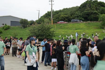 2025年「微光馬祖」系列活動11日在南竿遊客中心熱鬧登場，吸引眾多民眾及遊客一同共襄盛舉。（圖／文：江奉軒）