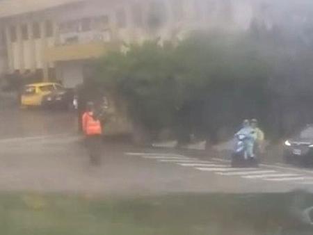 馬防部官兵於滂沱大雨中執行機動任務,居民十分感動。(圖:行車記錄器)