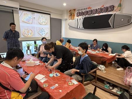 家庭教育中心舉辦單身婚前教育講座,講師林煜捷引導學員探索親密關係的經營秘訣,並透過手作杯墊活動,讓學員體會經營關係的智慧。(圖/文:王致潔)