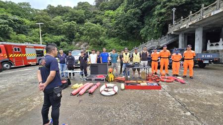 「114年岸際救生暨防溺搶救演練」北竿舉行,提升第一線人員水域救災應變與協調能力。(圖:消防局)